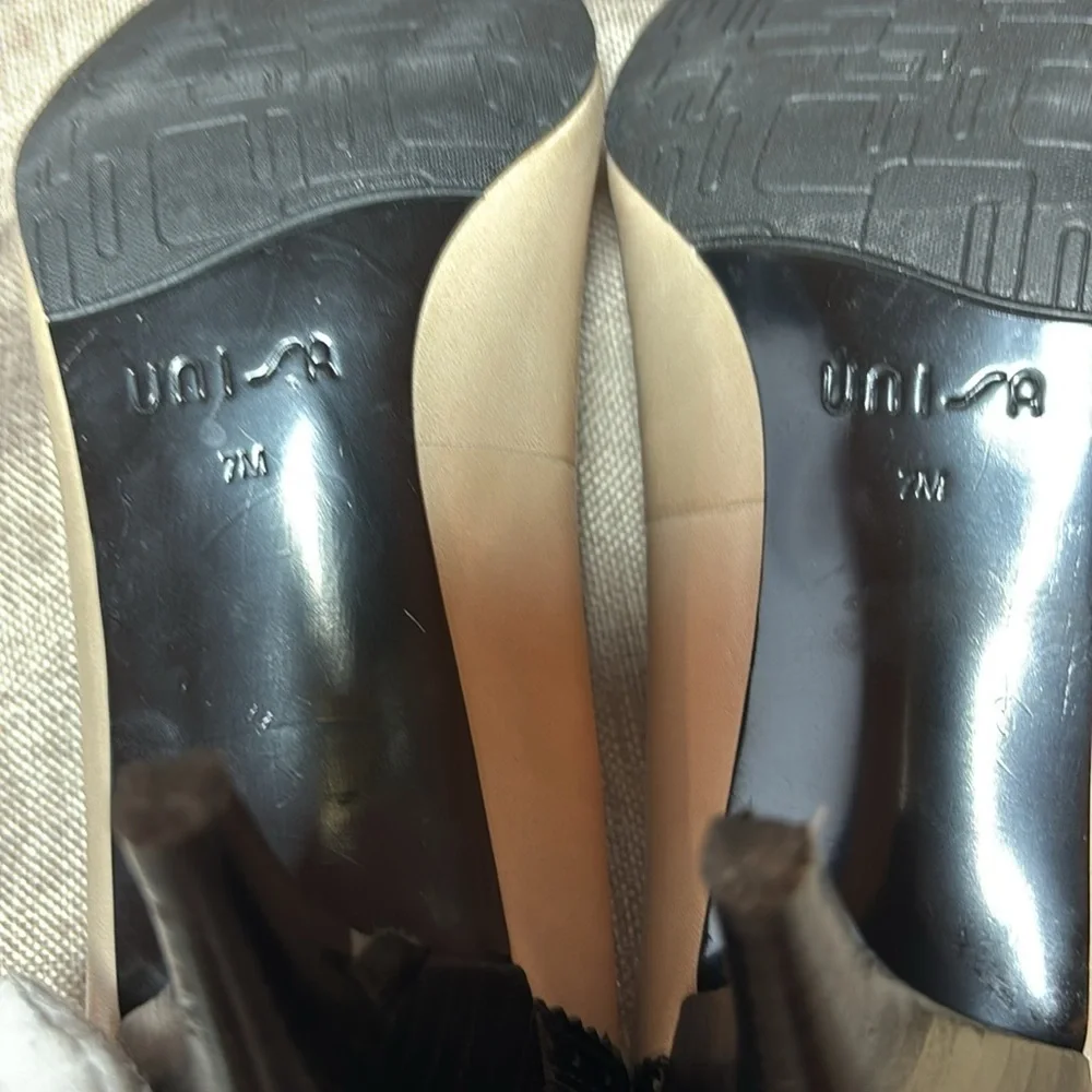 UNISA Women’s Two Tone Pointed Toe Pumps Size 7